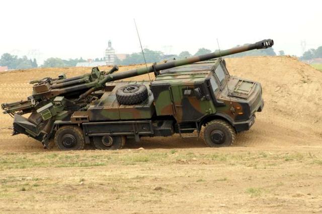              'FH77B' 155mm 52Caliber;
India's MAIN TOWED ARTILLERY 'FH77B' 155mm 52Caliber, BAE Systems (formerly Bofors of Sweden) India should re-negotiate with BOFORS or BAE to license manufacture these great guns in India. The FH77B is battle tested in ARCTIC conditions & is best suited for the HIMALAYAS; amongst all artillery guns !!