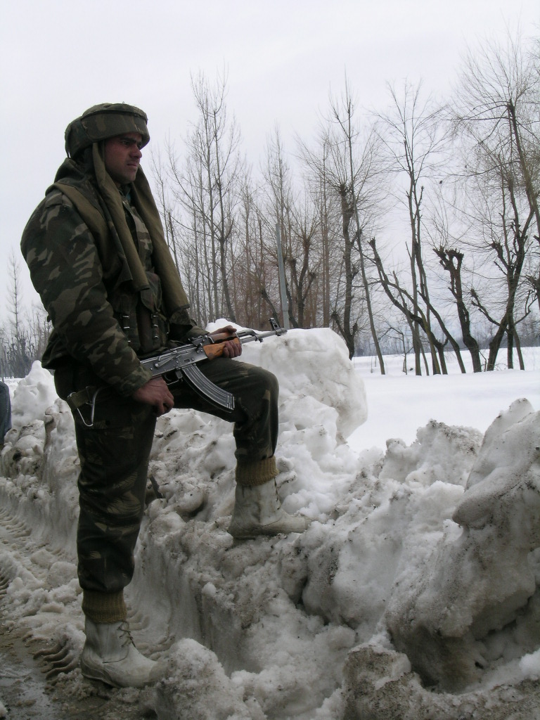 Indian_Army_Soldier_in_KASHMIR